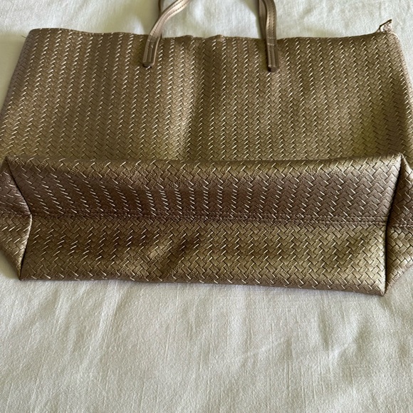 Bath and body Works gold woven leather weekender/beach tote bag - Picture 3 of 5